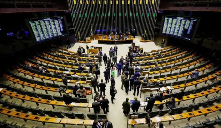 Chega a 100 o número de deputados que assinaram proposta para reduzir jornada de trabalho
