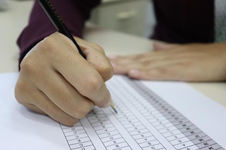 Candidato é preso por fraudar concurso público ao fotografar prova, em RO