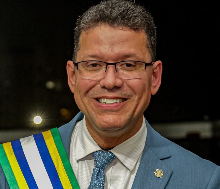 Projeto que desobriga vacinação contra COVID em crianças aguarda sanção de Marcos Rocha