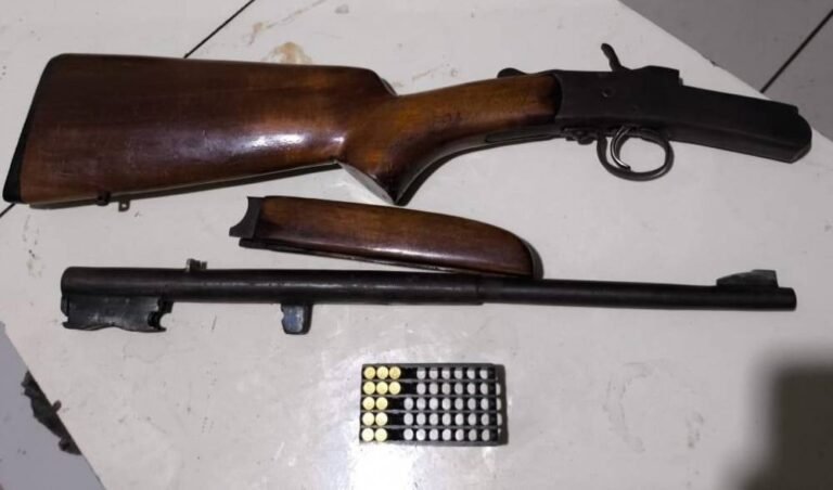 Homem é preso após espancar esposa que mexeu em seu celular