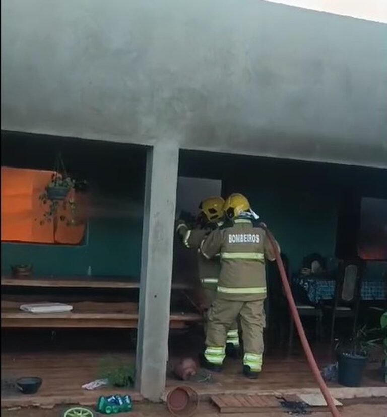 Homem incendeia casa da ex-esposa grávida e acaba com o corpo em chamas, em RO