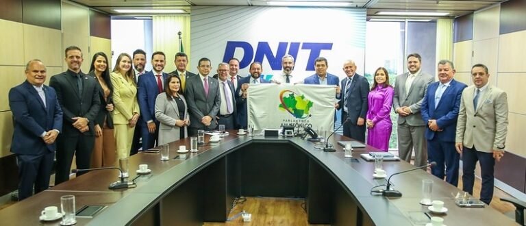 Deputado Laerte Gomes, Presidente do Parlamento Amazônico, se reúne com membros da diretoria do DNIT em Brasília