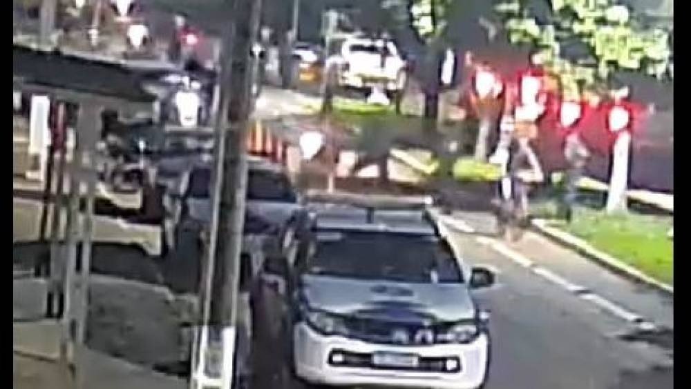 SE DEU MAL - Vídeo flagra policial ajudando a derrubar motociclista que tentou fugir de blitz, em RO