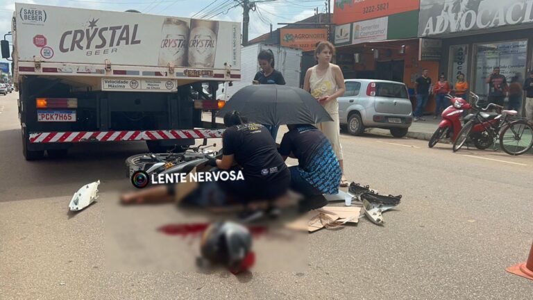 INTUBADO – Motociclista quebra a perna e é socorrido às pressas após colidir na traseira de caminhão estacionado em fila dupla