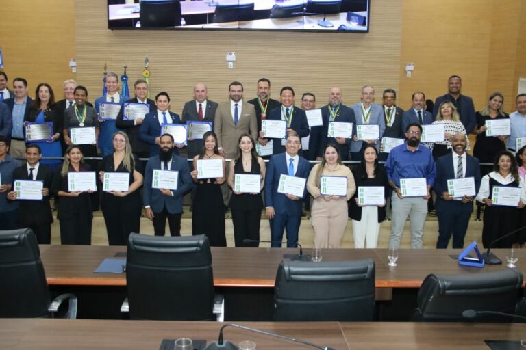 Em solenidade na ALERO, deputado Ribeiro entrega homenagem aos profissionais de Administração