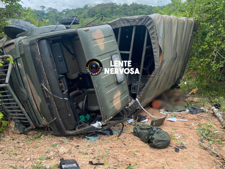 Caminhão com militares cai em ribanceira resultando na morte de um deles