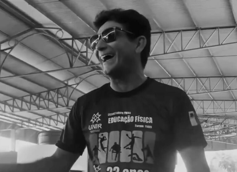 Alunos prestam homenagem emocionante ao professor Carlos Moisés, da Escola Major Guapindaia – VÍDEO