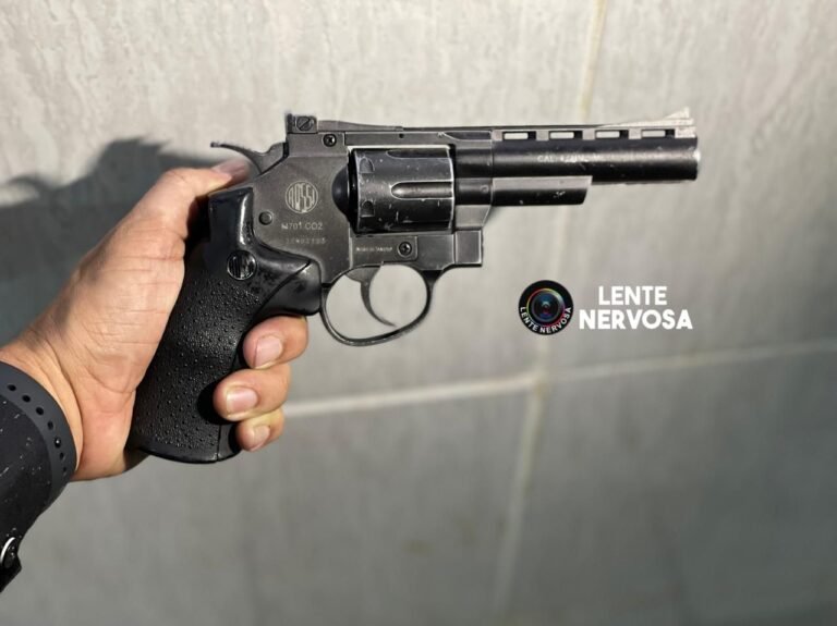 Força Tática prende suspeito com arma de fogo e munições em condomínio popular