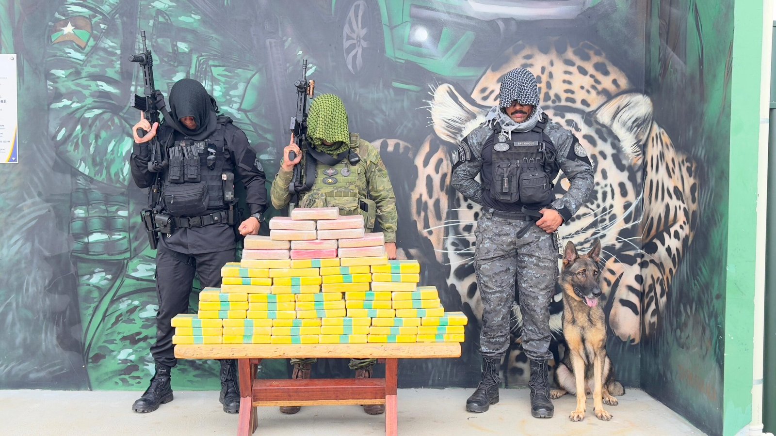VÍDEO - Operação na fronteira apreende 62 kg de drogas em veículo