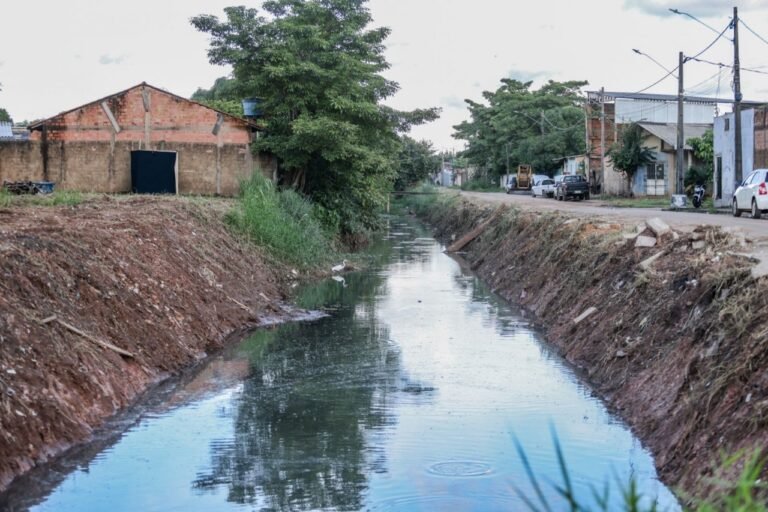 Prefeito Léo Moraes faz apelo à população para não descartar lixo nos canais de Porto Velho