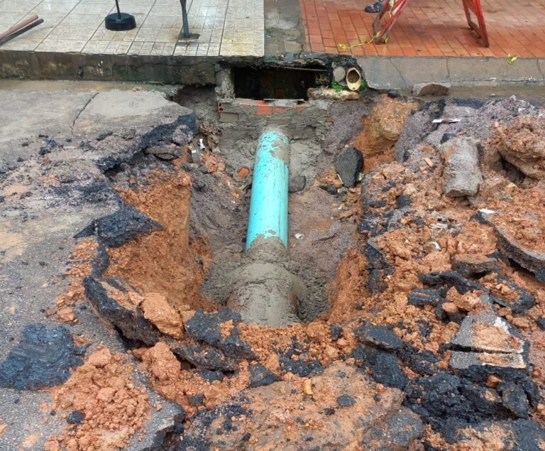 Trecho da avenida Jatuarana recebe reparo com instalação de novas manilhas