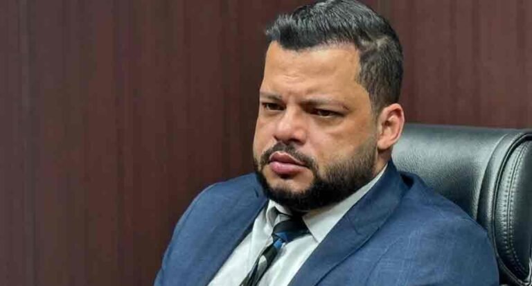 Deputado Edevaldo Neves cobra providências para a reconstrução de quadra e muro em escola de União Bandeirantes