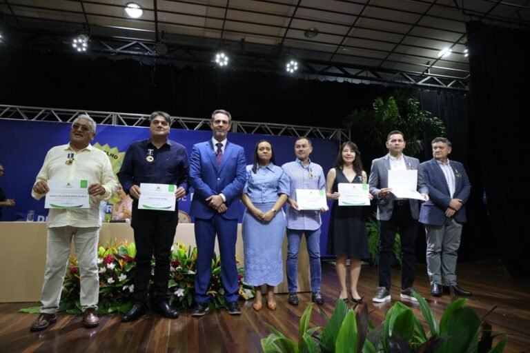 Prefeito Léo Moraes concede honraria municipal a artistas, empresários e pioneiros
