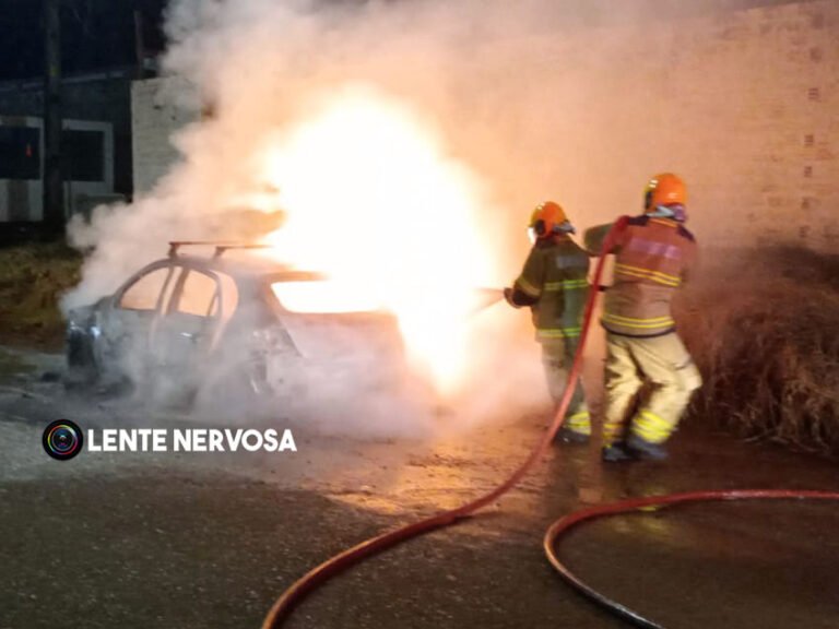 Automóvel é completamente destruído por incêndio na zona leste da capital – VEJA O VÍDEO