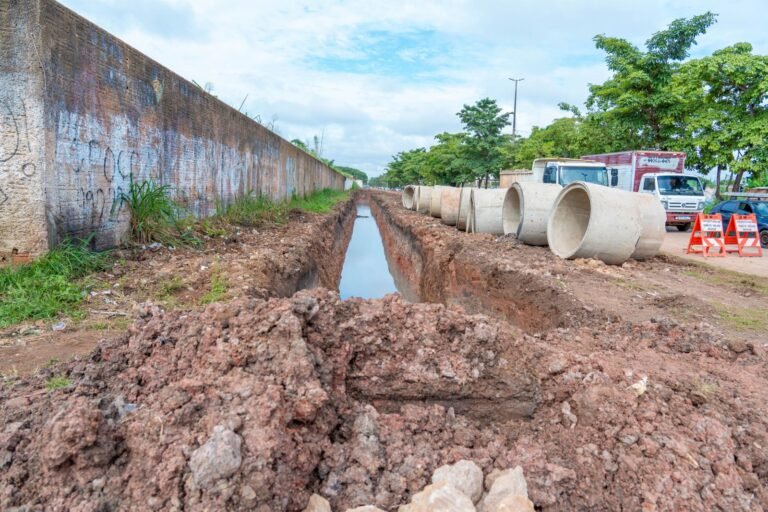 Prefeitura de Porto Velho instala novas manilhas na avenida Rio de Janeiro para evitar alagações