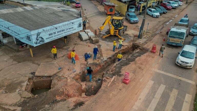 Prefeitura realiza intervenção na av. Rio de Janeiro com Guaporé para eliminar constantes alagamentos
