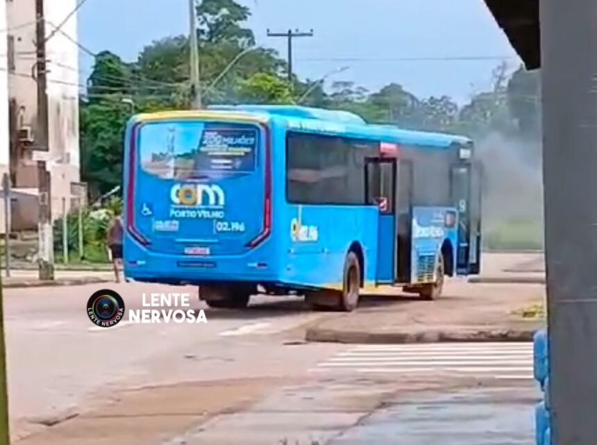 Criminosos incendeiam ônibus coletivo no Orgulho do Madeira - VEJA O VÍDEO