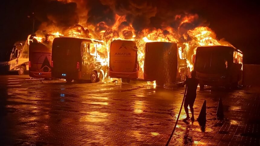 Criminosos invadem pátio de empresa e incendeiam ônibus de turismo - VEJA VÍDEO