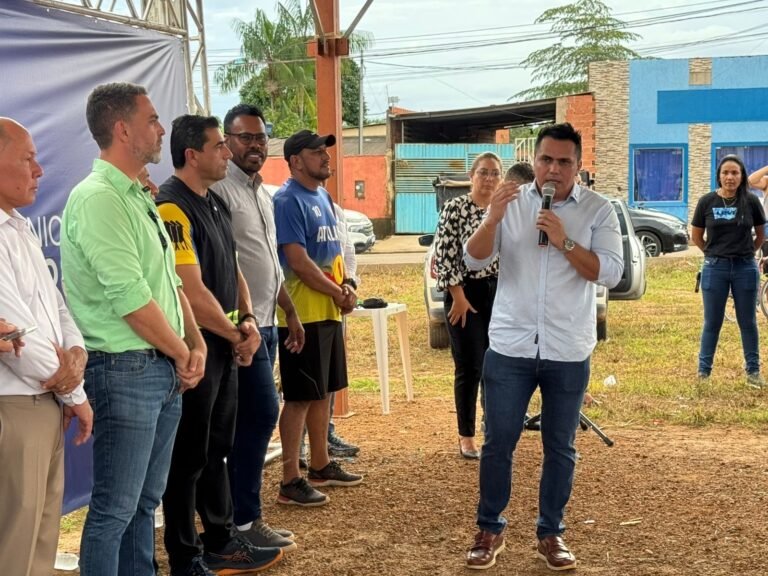 Vereador Edimilson Dourado participa de assinatura de ordem de serviço para construção de campo sintético no Bairro Aeroclube