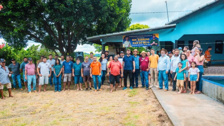 Produtores recebem equipamento agrícolas do deputado Nim Barroso