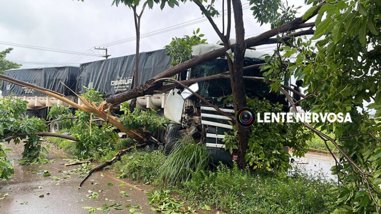 Motorista sofre traumatismo craniano ao ser atingido por carreta na zona leste da capital