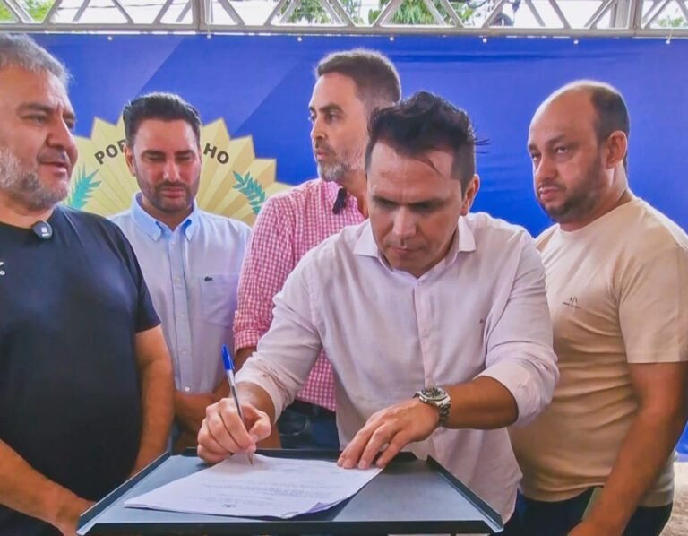 Vereador Edimilson Dourado participa da assinatura da Ordem de Serviço para construção de quadras no Morar Melhor