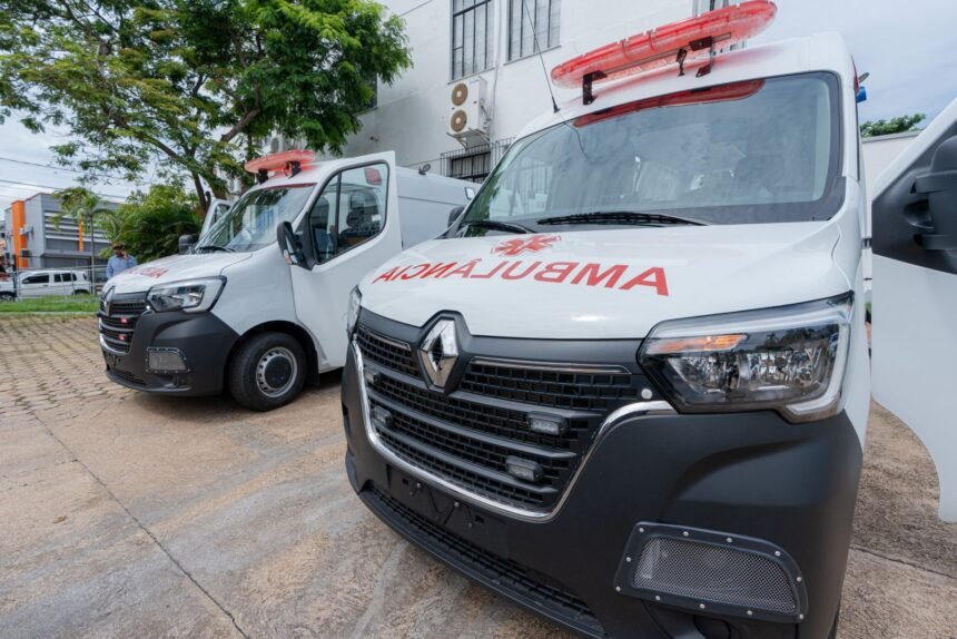 Prefeitura entrega duas ambulâncias e uma ambulancha para a saúde pública do município