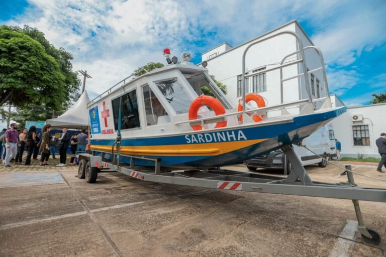 Prefeitura entrega duas ambulâncias e uma ambulancha para a saúde pública do município