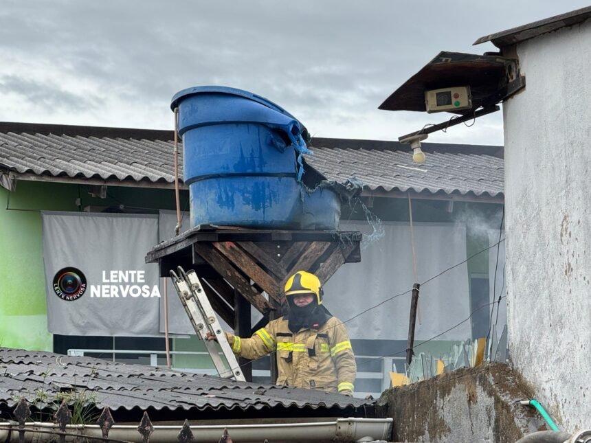 Residência é destruída por incêndio na zona sul da capital - VÍDEO
