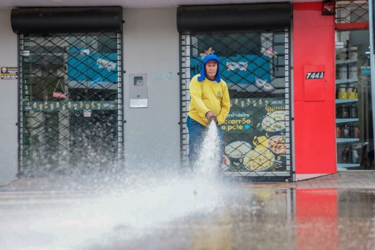 Ação da Prefeitura reforça limpeza de avenidas após passagem de blocos e trios elétricos