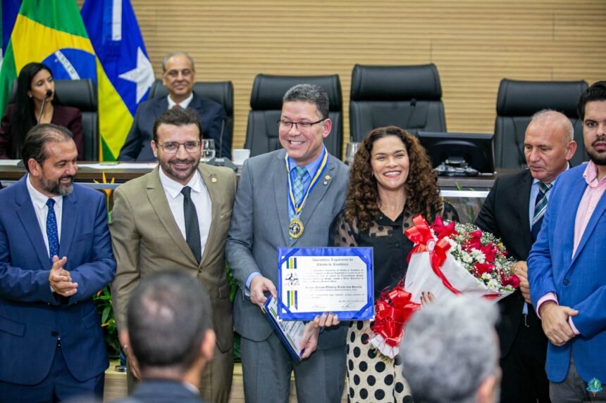 Deputado Ribeiro do Sinpol condecora governador Marcos Rocha com medalha de mérito cultural Amizael Gomes da Silva