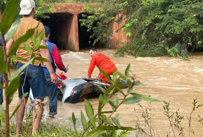 Mãe e filha morrem após carro cair em rio na zona rural de Cerejeiras