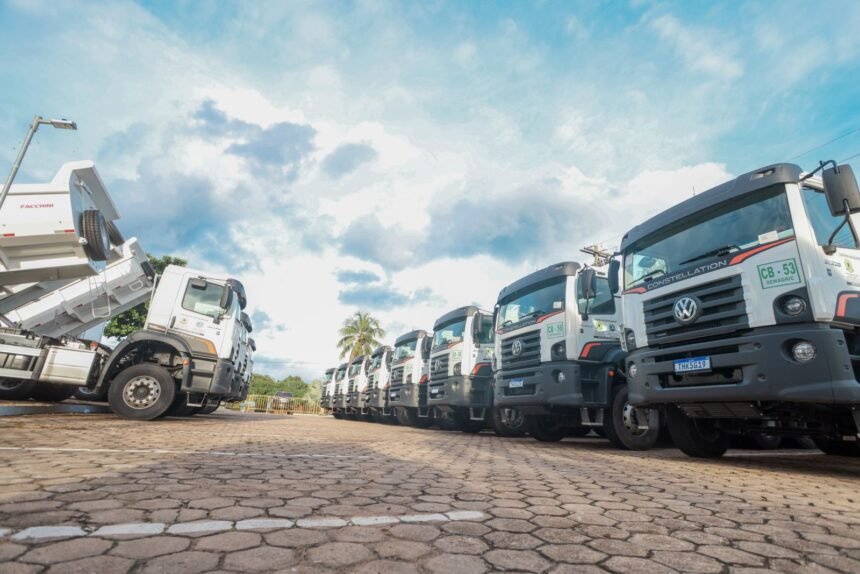 Prefeitura de Porto Velho entrega 12 caminhões basculantes para atender a agricultura no município