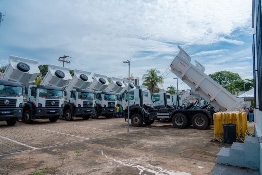 Prefeitura de Porto Velho entrega 12 caminhões basculantes para atender a agricultura no município