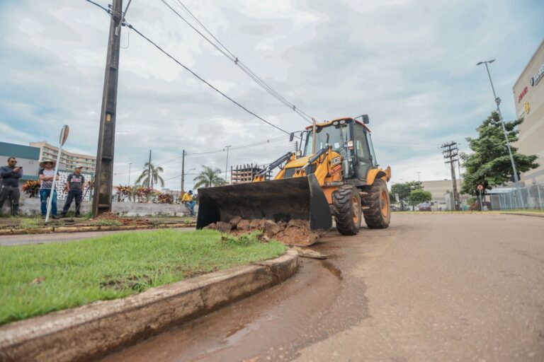Prefeitura retira canteiro central na via ao lado do shopping para melhor fluidez do trânsito