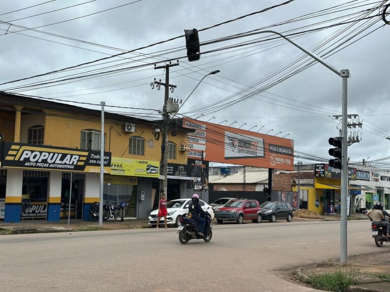 Prefeitura instala semáforo em cruzamento na Avenida Jatuarana após solicitação do vereador Edimilson Dourado
