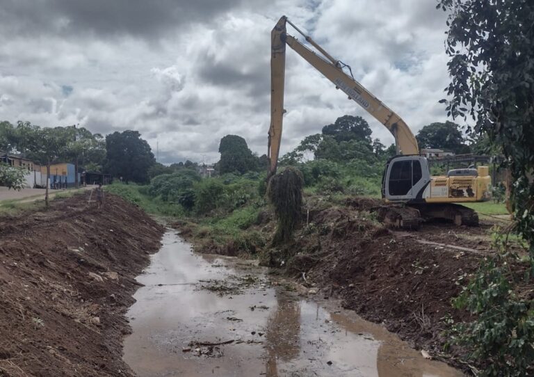Ações da Operação Cidade Limpa seguem com a limpeza de canais em Porto Velho