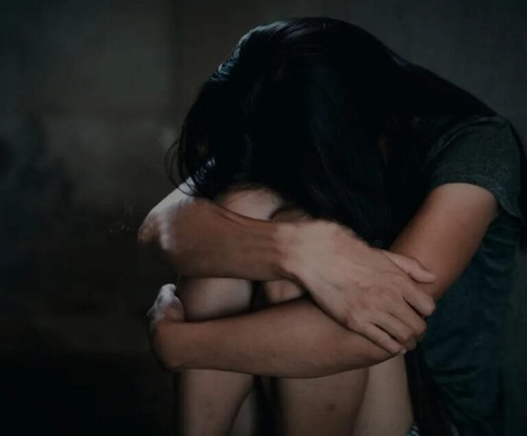 Mãe é presa por permitir relação da filha de 12 anos com homem de 28