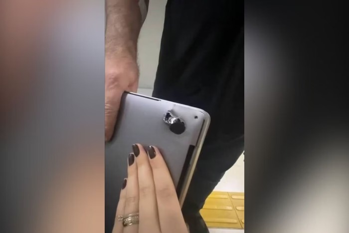 Homem é “salvo” por notebook ao ser baleado em assalto na zona oeste