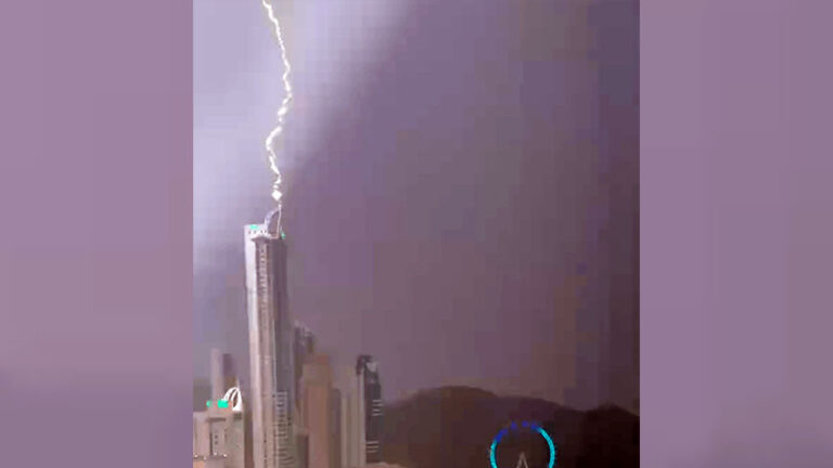 Raio atinge maior prédio residencial do Brasil, em Balneário Camboriú