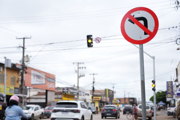 Semáforos são instalados no cruzamento da avenida Jatuarana com rua Açaí para reduzir acidentes