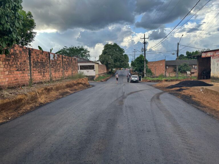 CONQUISTA – Semob inicia asfaltamento de rua na zona sul a pedido do vereador Edimilson Dourado