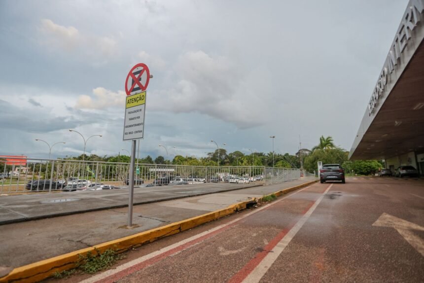 Prefeito Léo Moraes anuncia a retirada de placas que proibiam o estacionamento ao redor do aeroporto de Porto Velho