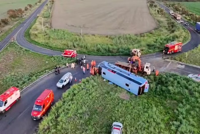 Ônibus com 50 pessoas tomba e deixa pelo menos 10 mortos em MG