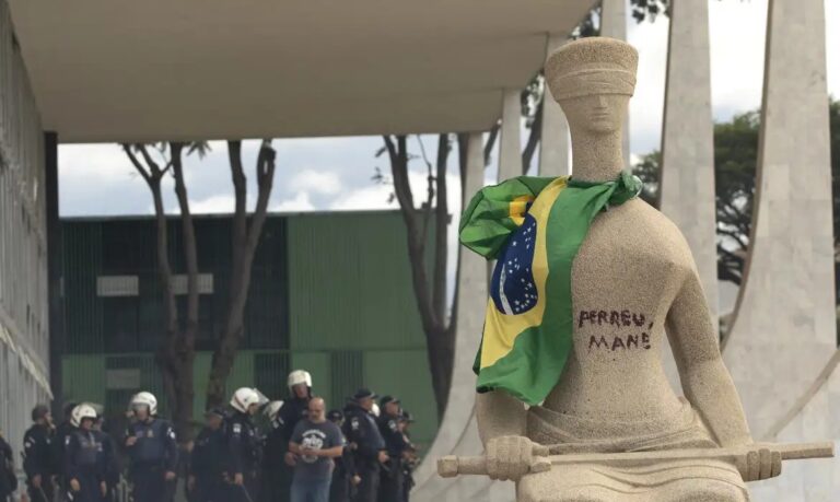 Mulher que pichou estátua da Justiça pode cumprir prisão domiciliar, diz PGR