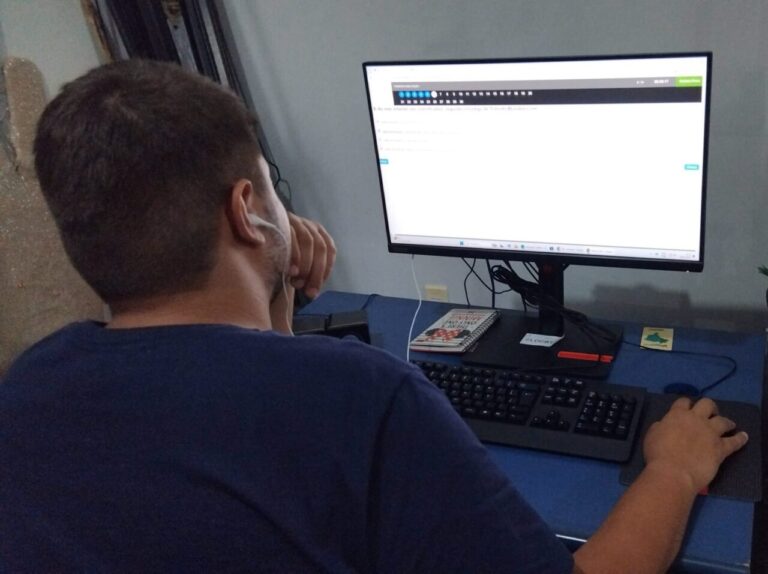 Primeira prova teórica com ledor digital é aplicada pelo Detran-RO a candidato com TDAH