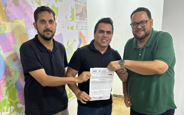 Vereador Edimilson Dourado discute avanços na pavimentação de bairros na zona sul em reunião na Semob