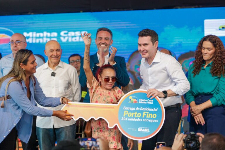 Mais de 300 famílias porto-velhenses recebem chaves da casa própria no residencial Porto Fino