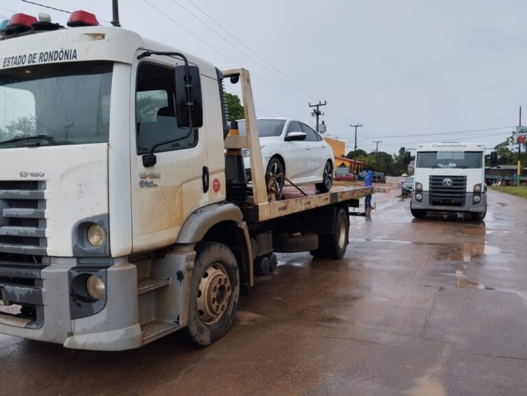 Ação integrada do governo de RO atua com guinchos garante segurança de motoristas em áreas alagadas da BR-425