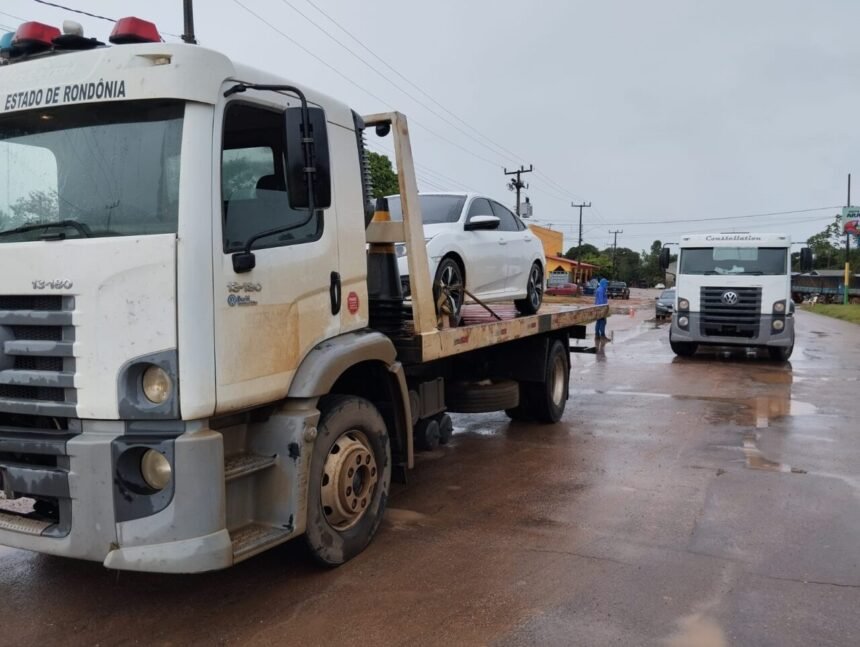Ação integrada do governo de RO atua com guinchos garante segurança de motoristas em áreas alagadas da BR-425